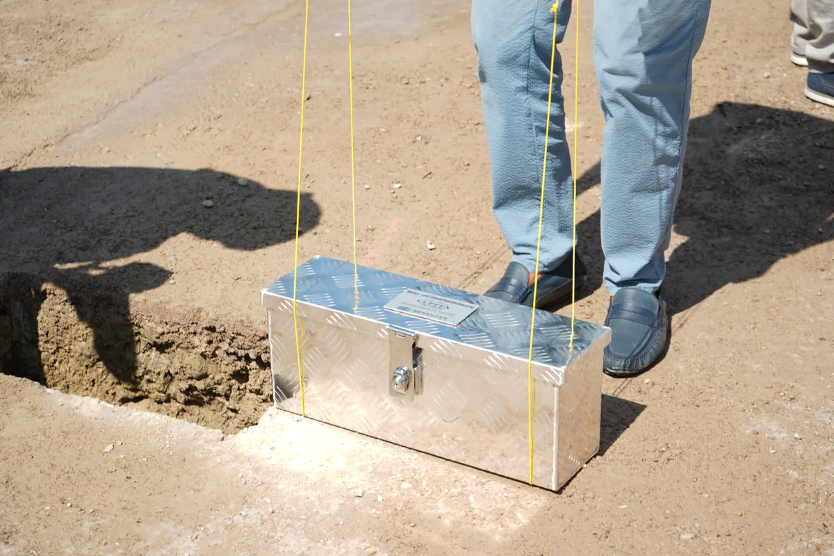 Man sieht die Baustelle Gupfen in Illnau bei der Grundsteinlegung.